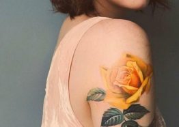 tatuajes-flores-tatuaje-grande-brazo-mujer-rosa-amarilla-hojas-verdes